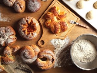 Обои булки, выпечка, сдоба, тесто, мука, bread, cakes, muffin, the dough, flour разрешение 2048x1365 Загрузить