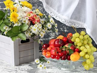 Обои цветы, виноград, фрукты, черешня, букет, абрикос, нектарин, flowers, grapes, fruit, cherry, bouquet, apricot, nectarine разрешение 2400x1578 Загрузить