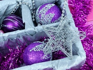 Обои новый год, фиолетовые, шары, елочные, зима, декорации, звезда, дождик, шарики, мишура, игрушки, сиреневые, праздники, звездочка, рождество, встреча нового года, елочная, коробка, box, new year, purple, balls, winter, the scenery, star, the rain, tinsel, toys, lilac, holidays, asterisk, christmas разрешение 4280x3000 Загрузить