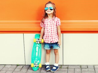 Обои лето, очки, девочка, скейтборд, дитя, little girls, summer, glasses, girl, skateboard, child разрешение 2350x1612 Загрузить