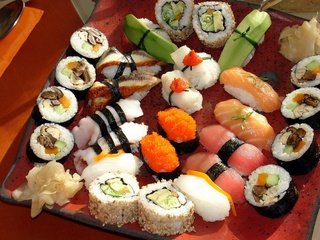 Обои зелень, суши, имбирь, грибы, роллы, красная рыба, япония, морепродукты, ломтики, васаби, россыпь, японская кухня, икра, сашими, перец, лосось, рис, сервировка, greens, sushi, ginger, mushrooms, rolls, red fish, japan, seafood, slices, wasabi, placer, japanese cuisine, caviar, sashimi, pepper, salmon, figure, serving разрешение 2880x2134 Загрузить