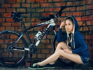 Обои девушка, ножки, велосипед, капюшон, джинсовые шорты, giant xtc 2016, girl, legs, bike, hood, denim shorts разрешение 2047x1335 Загрузить