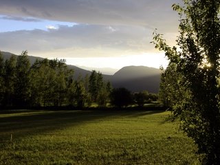 Обои небо, деревья, горы, природа, закат, поле, неба, деревь, на природе, the sky, trees, mountains, nature, sunset, field, sky разрешение 3888x2592 Загрузить