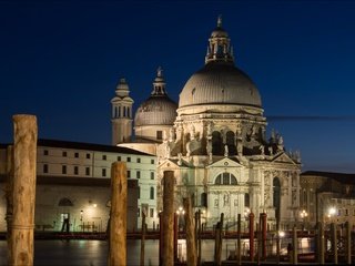 Обои ночь, огни, столбы, собор, венеция, канал, италия, night, lights, posts, cathedral, venice, channel, italy разрешение 1920x1262 Загрузить