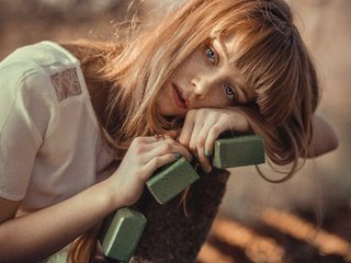 Обои девушка, взгляд, волосы, лицо, скамья, girl, look, hair, face, bench разрешение 5408x3605 Загрузить