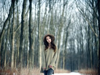 Обои лес, девушка, взгляд, волосы, лицо, шляпа, свитер, forest, girl, look, hair, face, hat, sweater разрешение 1920x1253 Загрузить