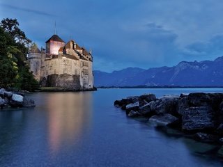 Обои ночь, огни, вода, замок, швейцария, шильонский замок, night, lights, water, castle, switzerland, chillon castle разрешение 2048x1152 Загрузить