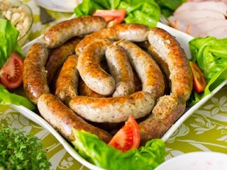 Обои зелень, овощи, помидоры, салат, колбаски, greens, vegetables, tomatoes, salad, sausages разрешение 1920x1272 Загрузить