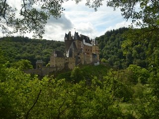 Обои природа, панорама, замок, германия, на природе, burg eltz, замок эльц, castle eltz, chateau d'eltz, виршем, wierschem, nature, panorama, castle, germany, eltz castle, chateau d eltz разрешение 4608x3072 Загрузить