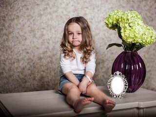 Обои цветы, дети, зеркало, девочка, ребенок, ваза, гортензия, flowers, children, mirror, girl, child, vase, hydrangea разрешение 2048x1449 Загрузить