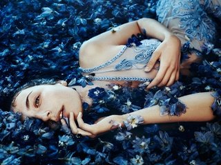 Обои цветы, девушка, настроение, лепестки, взгляд, bella kotak, a sea of blue flowers, ella grace denton, flowers, girl, mood, petals, look разрешение 2048x1365 Загрузить