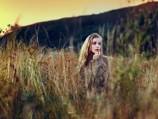 Обои трава, девушка, блондинка, поле, модель, grass, girl, blonde, field, model разрешение 2560x1600 Загрузить