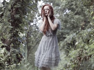 Обои зелень, лес, девушка, платье, рыжеволосая, greens, forest, girl, dress, redhead разрешение 3744x2456 Загрузить