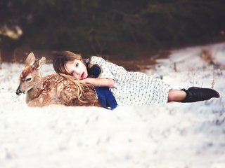 Обои снег, девочка, друзья, олененок, snow, girl, friends, fawn разрешение 2000x1333 Загрузить