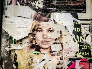 Обои девушка, фон, взгляд, стена, улица, волосы, афиша, girl, background, look, wall, street, hair, poster разрешение 2048x1365 Загрузить