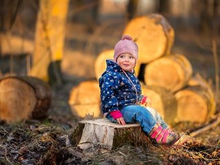 Обои природа, ребенок, малыш, бревна, пень, пенек, nature, child, baby, logs, stump разрешение 2200x1469 Загрузить