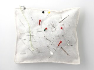 Обои фон, иголки, подушка, булавки, background, needles, pillow, pins разрешение 2048x1536 Загрузить