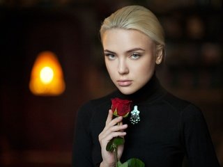 Обои блондинка, портрет, роза, лицо, алена, максим максимов, алена полякова, blonde, portrait, rose, face, alena, maxim maximov, alena polyakova разрешение 2048x1393 Загрузить