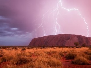 Обои небо, облака, тучи, молния, гора, молнии, австралия, улуру, the sky, clouds, lightning, mountain, zipper, australia, uluru разрешение 2499x1525 Загрузить