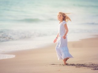 Обои море, улыбка, песок, пляж, дети, девочка, прибой, edie layland, sea, smile, sand, beach, children, girl, surf разрешение 2048x1338 Загрузить