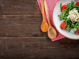 Обои зелень, стол, овощи, салфетка, помидоры, салат, ложки, черри, greens, table, vegetables, napkin, tomatoes, salad, spoon, cherry разрешение 1920x1280 Загрузить