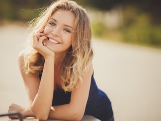 Обои девушка, блондинка, улыбка, girl, blonde, smile разрешение 2560x1600 Загрузить