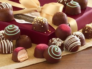 Обои конфеты, шоколад, коробка, сладкое, бантик, ассорти, candy, chocolate, box, sweet, bow, cuts разрешение 1920x1248 Загрузить