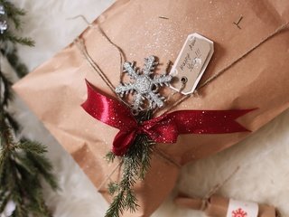Обои новый год, лента, подарок, рождество, снежинка, бант, new year, tape, gift, christmas, snowflake, bow разрешение 5472x3648 Загрузить