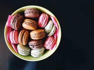 Обои черный фон, сладкое, печенье, десерт, макаруны, black background, sweet, cookies, dessert, macaroon разрешение 1920x1280 Загрузить