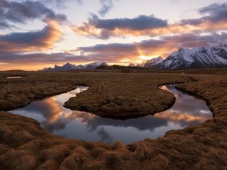 Обои небо, свет, трава, облака, река, горы, ручей, the sky, light, grass, clouds, river, mountains, stream разрешение 2048x1367 Загрузить