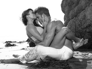 Обои пляж, чёрно-белое, любовь, мужчина, женщина, поцелуй, beach, black and white, love, male, woman, kiss разрешение 4000x2670 Загрузить