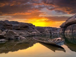 Обои небо, grand canyon, облака, река, скалы, камни, закат, лодка, таиланд, the sky, clouds, river, rocks, stones, sunset, boat, thailand разрешение 2876x1800 Загрузить