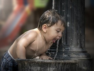 Обои вода, капли, брызги, дети, фонтан, ребенок, мальчик, water, drops, squirt, children, fountain, child, boy разрешение 2047x1311 Загрузить
