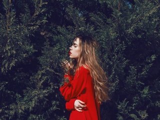 Обои природа, девушка, блондинка, профиль, красное платье, nature, girl, blonde, profile, red dress разрешение 2048x1365 Загрузить