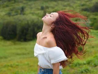 Обои природа, девушка, фон, профиль, волосы, ветер, голые плечи, roisin neville, nature, girl, background, profile, hair, the wind, bare shoulders разрешение 2048x1367 Загрузить