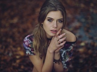 Обои девушка, взгляд, волосы, лицо, руки, маникюр, girl, look, hair, face, hands, manicure разрешение 7360x4912 Загрузить