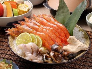 Обои лимон, овощи, морепродукты, креветки, кальмары, моллюски, lemon, vegetables, seafood, shrimp, squid, shellfish разрешение 2400x1601 Загрузить