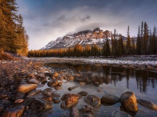 Обои облака, река, горы, камни, лес, пейзаж, clouds, river, mountains, stones, forest, landscape разрешение 2048x1365 Загрузить