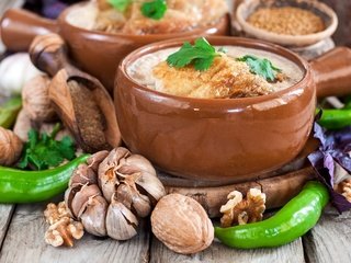 Обои орехи, сациви, горшки, мясо, перец, чеснок, специи, грузинская кухня, базилик, nuts, satsivi, pots, meat, pepper, garlic, spices, georgian cuisine, basil разрешение 2400x1600 Загрузить