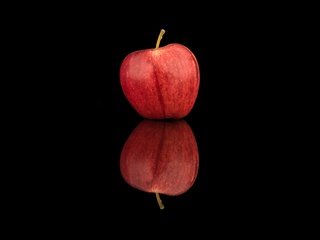 Обои отражение, фрукты, минимализм, черный фон, яблоко, reflection, fruit, minimalism, black background, apple разрешение 4000x2670 Загрузить