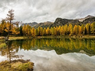 Обои небо, облака, озеро, горы, природа, лес, отражение, осень, the sky, clouds, lake, mountains, nature, forest, reflection, autumn разрешение 2000x1334 Загрузить