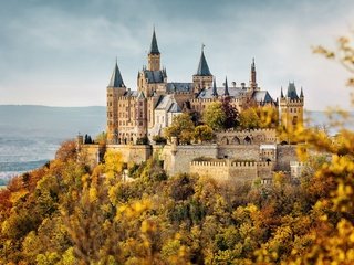 Обои природа, строение, дерево, замок гогенцоллерн, лес, hohenzollern, гогенцоллерн, листья, замок, осень, архитектура, германия, nature, structure, tree, hohenzollern castle, forest, leaves, castle, autumn, architecture, germany разрешение 2048x1365 Загрузить