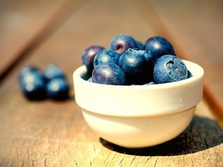 Обои доски, ягоды, черника, миска, board, berries, blueberries, bowl разрешение 2560x1600 Загрузить