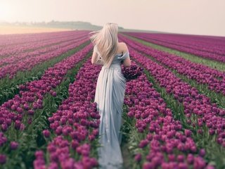 Обои спина, цветы, тюльпаны, девушка, платье, блондинка, поле, брюнетка, париж, весна, back, flowers, tulips, girl, dress, blonde, field, brunette, paris, spring разрешение 2048x1122 Загрузить
