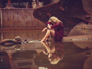 Обои девушка, отражение, платье, блондинка, ножки, якорь, в воде, girl, reflection, dress, blonde, legs, anchor, in the water разрешение 2000x1125 Загрузить
