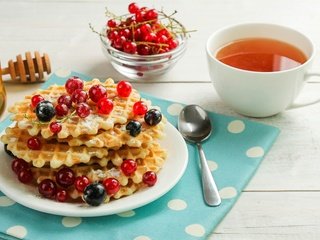 Обои ягоды, чай, мед, выпечка, ложка, смородина, вафли, berries, tea, honey, cakes, spoon, currants, waffles разрешение 5184x3456 Загрузить