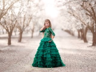 Обои деревья, фон, платье, дети, девочка, волосы, лицо, trees, background, dress, children, girl, hair, face разрешение 2048x1365 Загрузить