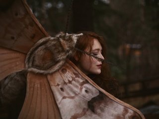 Обои девушка, рыжеволосая, закрытые глаза, aleah michele, words and moths, огромный мотылёк, girl, redhead, closed eyes, a giant moth разрешение 2048x1365 Загрузить