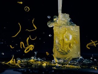 Обои напиток, капли, лимон, черный фон, стакан, цедра, лимонад, drink, drops, lemon, black background, glass, peel, lemonade разрешение 2048x1365 Загрузить