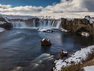 Обои облака, река, скалы, снег, камни, водопад, clouds, river, rocks, snow, stones, waterfall разрешение 2500x1555 Загрузить